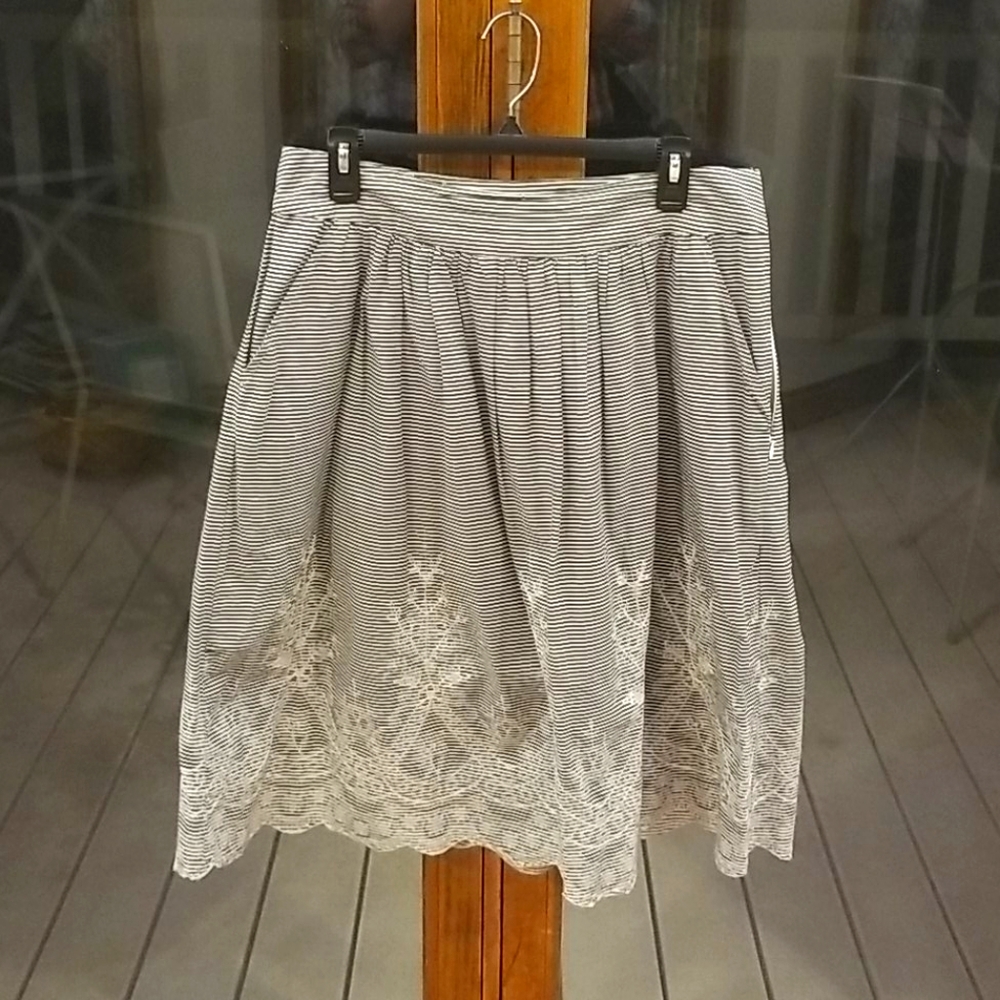 ADORABLE NY Collection embroidered skirt W/POCKETS